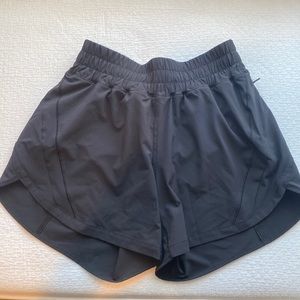 Lululemon women’s size 6 black running lshorts.